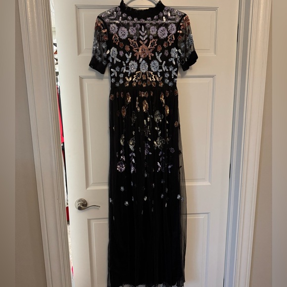 Elegant Black Floral Sequined Formal Dress - Picture 2 of 5